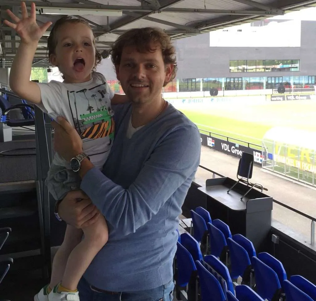 Samen met Levi in het stadion van FC Eindhoven, vijf jaar na onze bizarre ervaring in China.