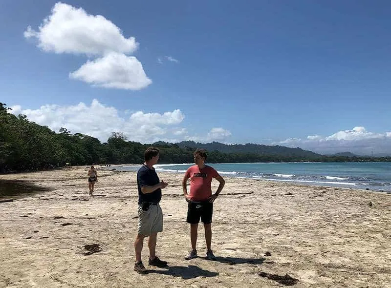 Coachgesprek tussen Ronnie Couwenberg en ondernemer Bastiaan Kuijlaars op het strand van Costa Rica.