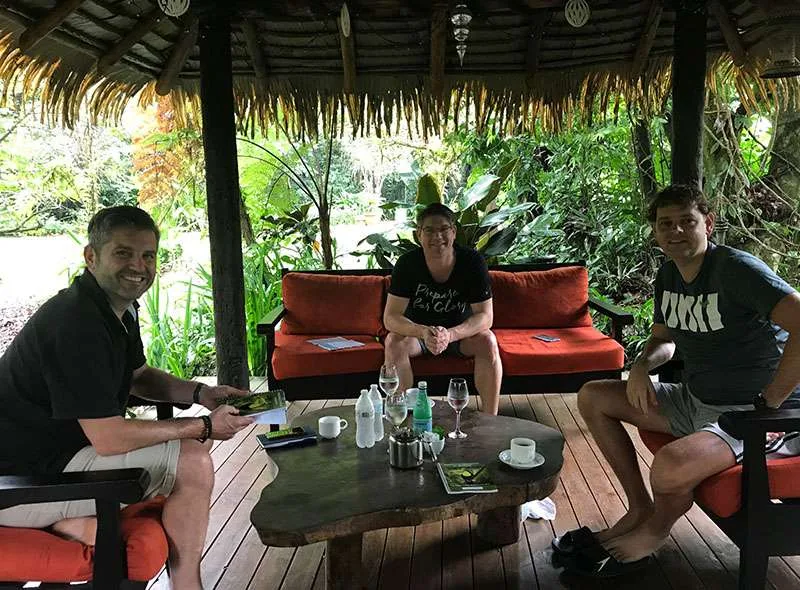 Groepsgesprek tussen Ronnie Couwenberg, Jorrit Schiks en Bastiaan Kuijlaars op een lodge-locatie in Costa Rica.