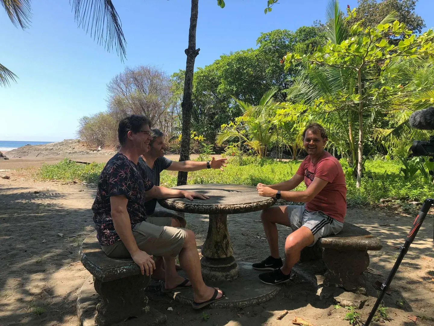 Groepsgesprek tussen Ronnie Couwenberg, Jorrit Schiks en Bastiaan Kuijlaars tijdens de transformatiereis in Costa Rica.