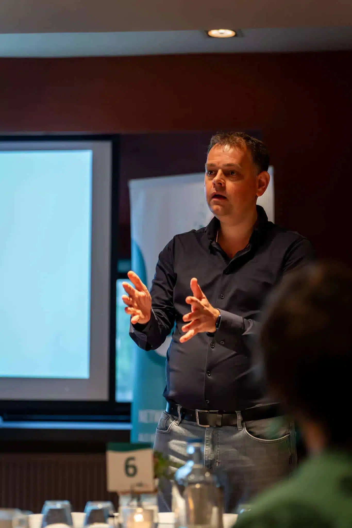 Ronnie Couwenberg presenting during a football communication session.