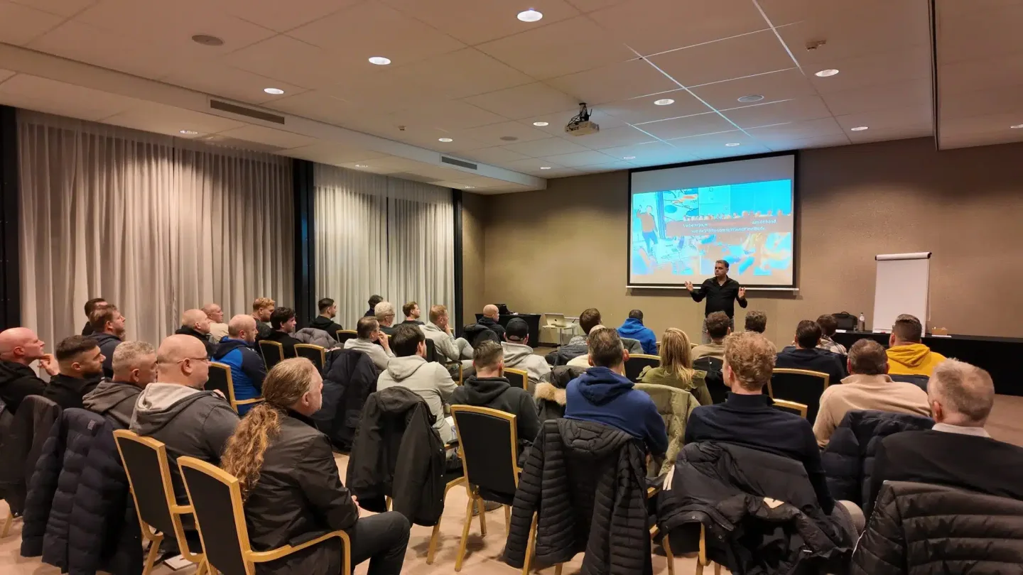 Ronnie Couwenberg leading a KNVB football coaching workshop.