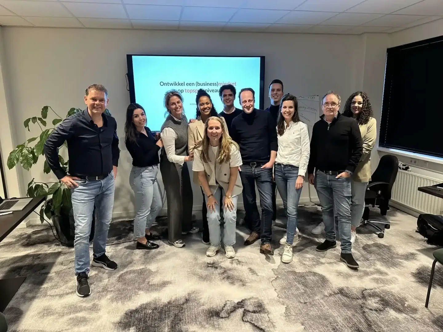Ronnie Couwenberg met het sales team van Please tijdens de persoonlijk leiderschap training Maak Winnende Keuzes.