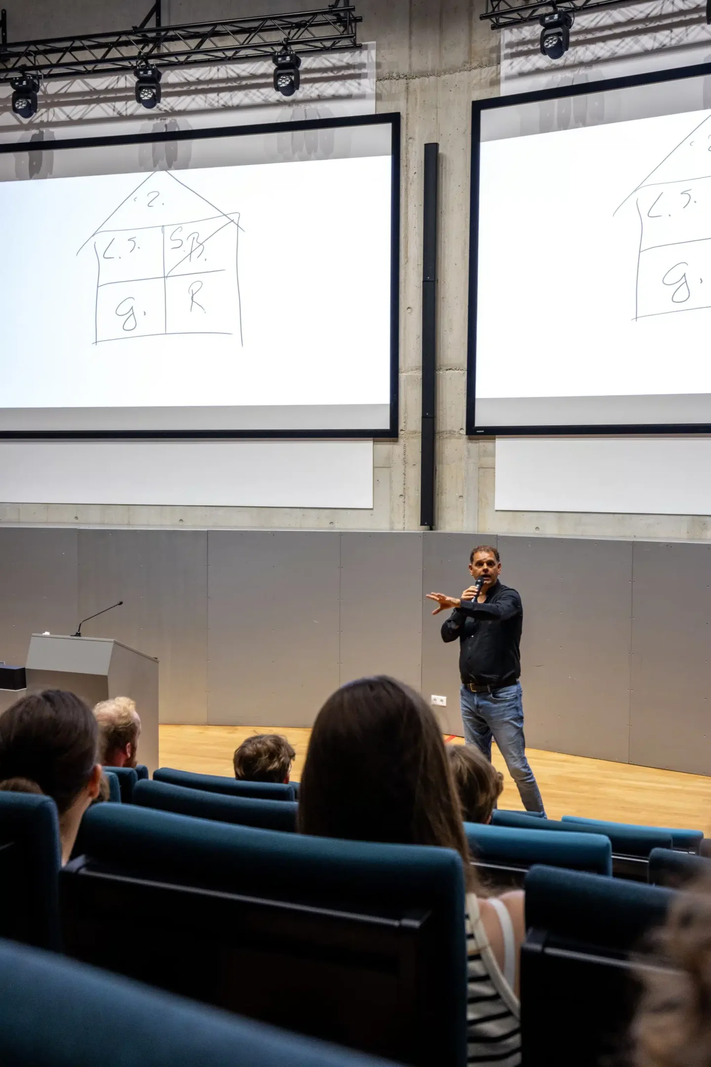 Ronnie Couwenberg, Scherpsteller, tijdens een interactieve workshop met praatplaten.