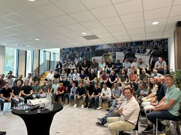 Ronnie Couwenberg geeft de workshop Maak Winnende Keuzes op topsportlocatie Visma Lease a Bike.