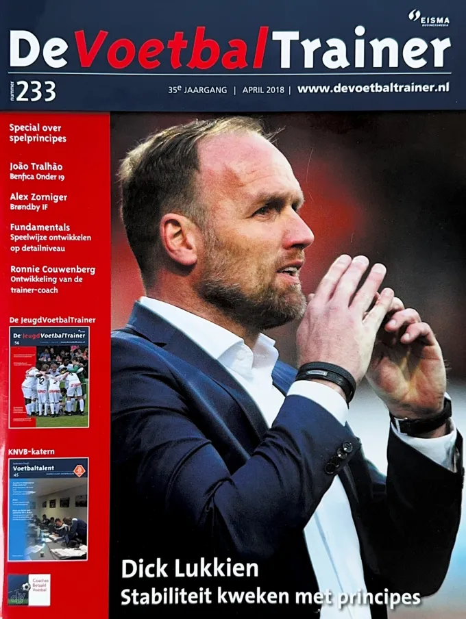 Cover van De Voetbaltrainer editie 233, april 2018, met op de inhoudsopgave het interview met Ronnie Couwenberg over de ontwikkeling van een trainer-coach.