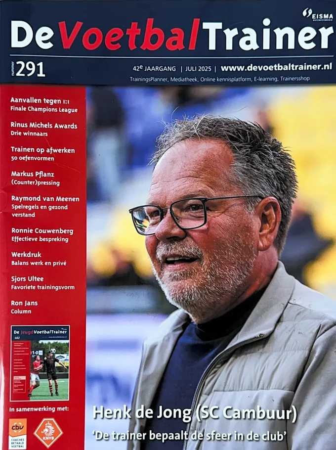 Cover van De Voetbaltrainer editie 291, juli 2025, met op de inhoudsopgave het artikel van Ronnie Couwenberg over effectieve besprekingen.