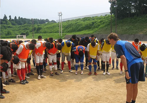 Ronnie Couwenberg, football communication expert, coaching Japanese football players in Tokyo (2006).