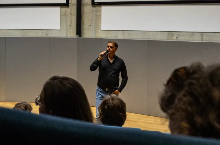 Ronnie Couwenberg staat met een microfoon voor een zaal tijdens Maak Winnende Keuzes.