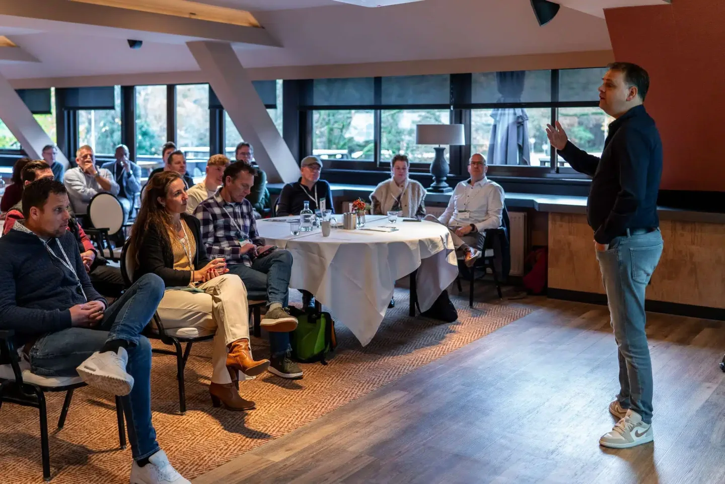 Ronnie Couwenberg in actie tijdens een sessie van Win elke bespreking.