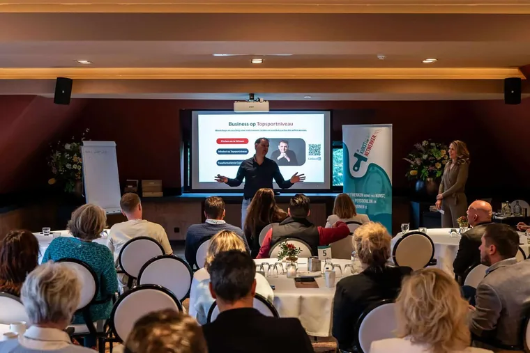Ronnie Couwenberg tijdens de workshop Win elke bespreking voor een volledige zaal.