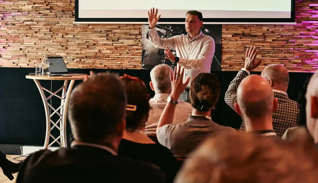 Ronnie Couwenberg, Scherpsteller, tijdens een interactieve workshop voor leiders en teams.