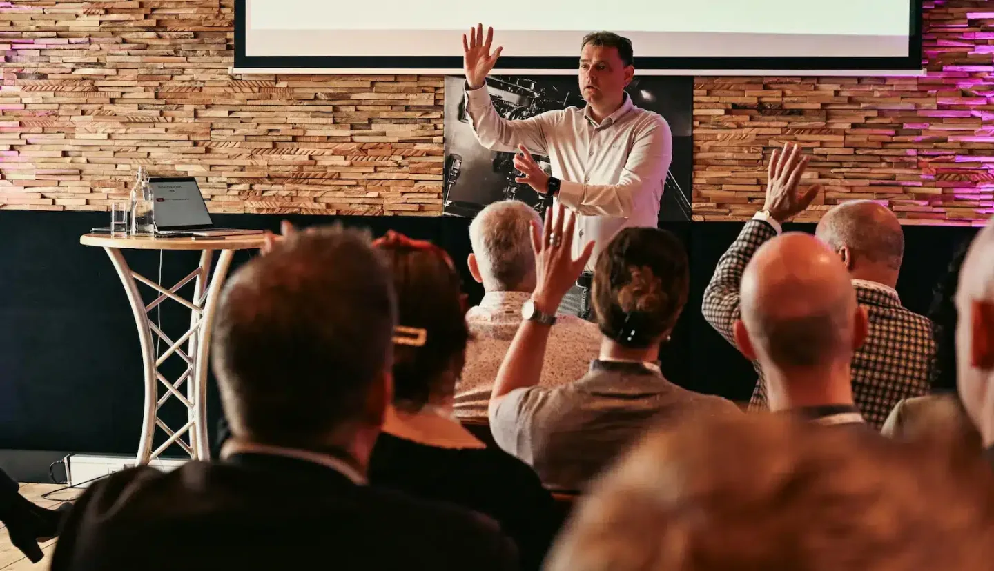 Ronnie Couwenberg tijdens een interactieve workshop voor leiders en teams.