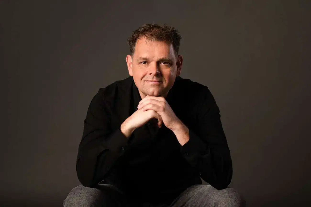 Portretfoto van Ronnie Couwenberg, Scherpsteller voor leiders, teams en voetbalcoaches.