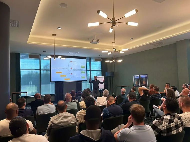 Ronnie Couwenberg tijdens de KNVB-geaccrediteerde workshop voor voetbalcoaches in Lelystad.